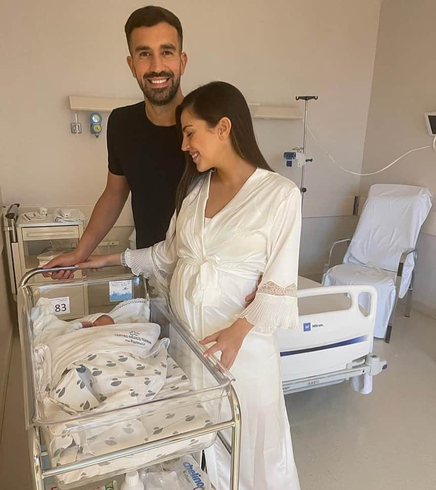 フェルナンド・パチェコのインスタグラム：「Llegó el día que tanto estábamos esperando. Fernando ya está con nosotros 🫶   Tanto él como la mamá están perfectos. Bienvenido, hijo. Nos has hecho muy felices. 14.11.2023 ❤️」