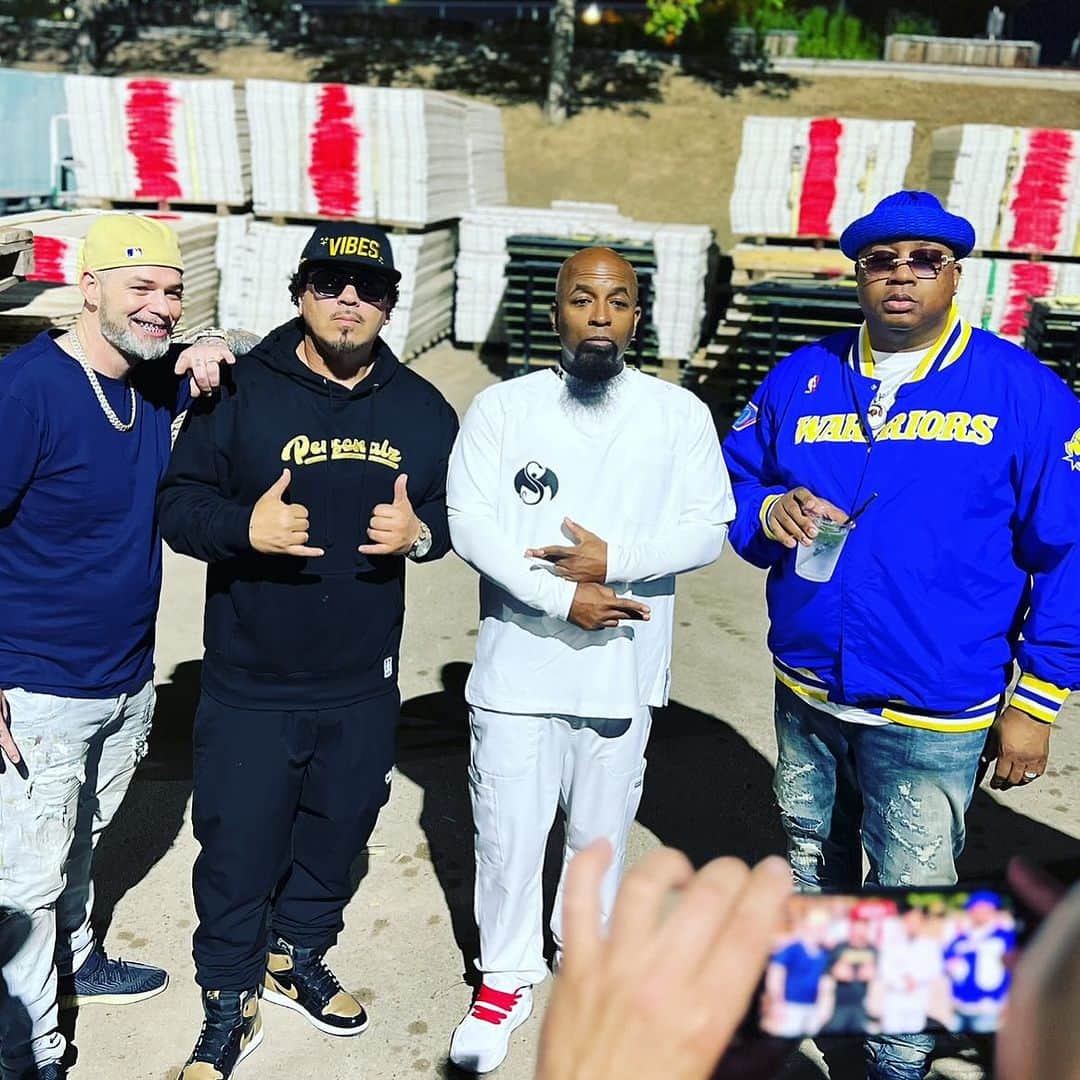 ベイビー・バッシュのインスタグラム：「Happy Birthday day to a Goat and a hillside hog! @e40  One of the greatest to ever Do it and kept it 100 all the way Thru it!! (Here’s a Bash fact,, When I was a Sophomore in high school E 40 was a senior and we both had 6th period Gym class together!!!(6th period was for Athletes Only,,, 40 could hoop) #BashFacts」