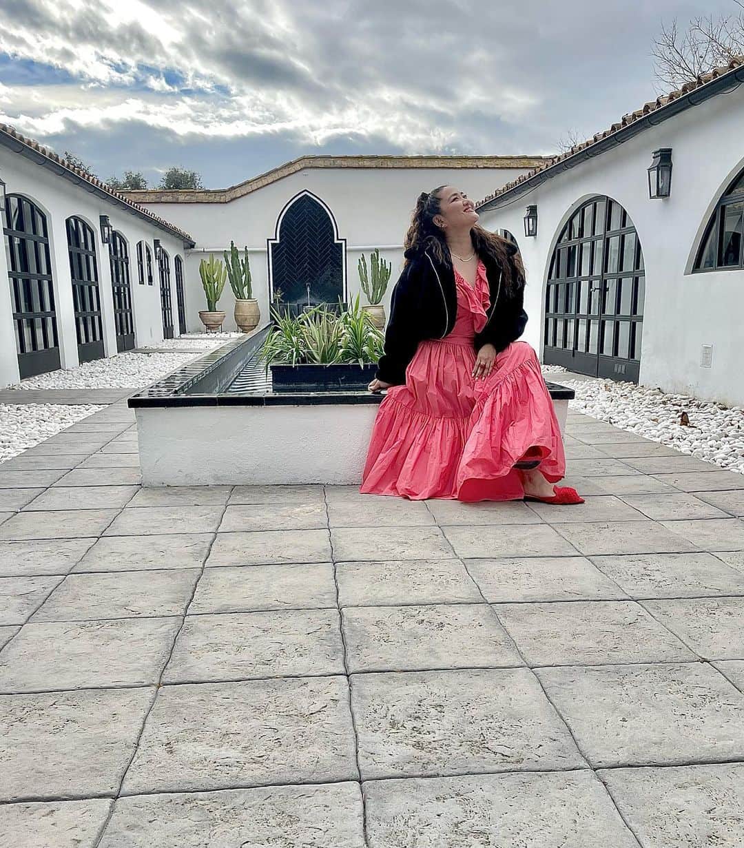 MARUのインスタグラム：「. Happy Wedding🥂🍷 Lena&Clayton  Gran Villa Rosaでの素敵な式 プロポーズ曲のCan’t take my eyes off youを歌わせてもらいました🎤  指輪交換の代わりに 二人を繋ぐオリジナルカクテルで乾杯  Lots of flowers and love  #granvillarosawedding #granvillarosa #barcelonawedding」