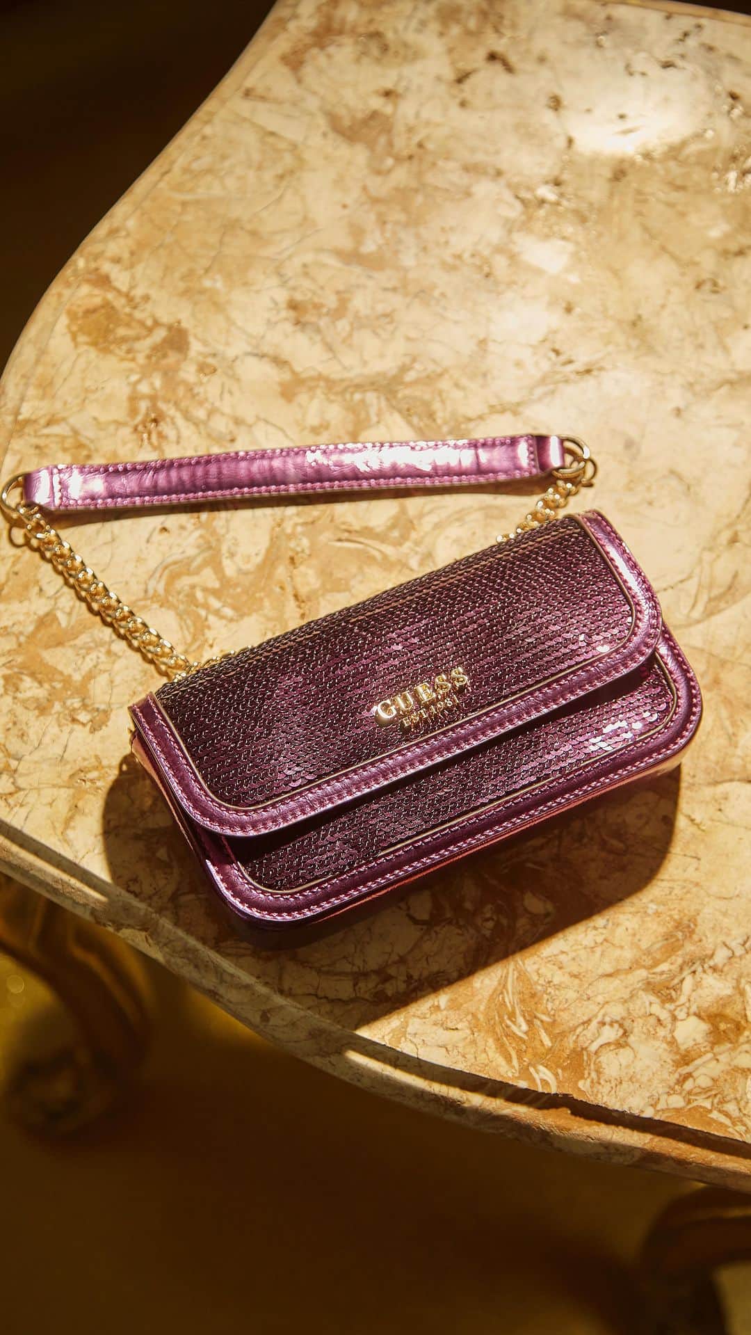 ゲスのインスタグラム：「For the glamourous one on your list. Get them the ultimate holiday addition. #GiftMeGUESS」