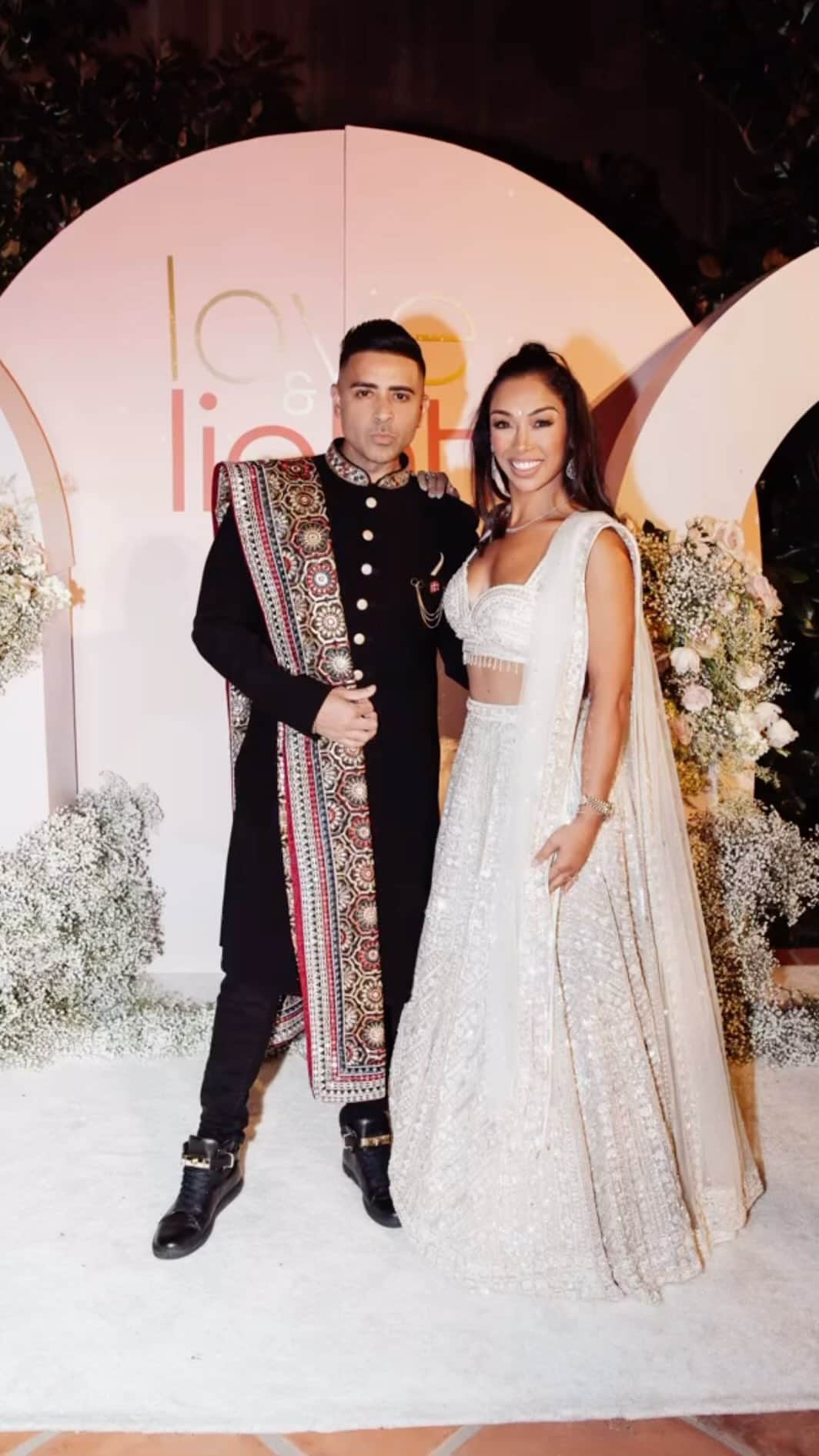 ジェイ・ショーンのインスタグラム：「It was quite the Diwali season!!🤩🥳 -which is why it’s taken me this long to post the final celebration that took place in La hosted by none other than my amazing friend  @lilly !  You smashed it, Thankyou for a beautiful night, filled with friends; some of who I haven’t seen in so long, alot of laughs and lots of love. I hope this Diwali allowed some love and light into your lives too. 🙏🏽❤️」