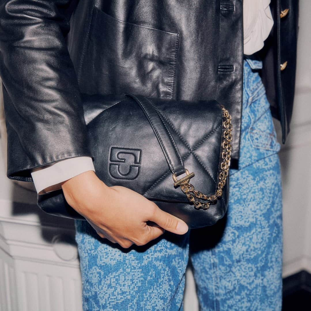 ジェラールダレルのインスタグラム：「Un sac pensé comme nuage de douceur dans un gant de cuir, une véritable pièce de créateur  A bag designed like a cloud of softness in a leather glove, a true designer piece」