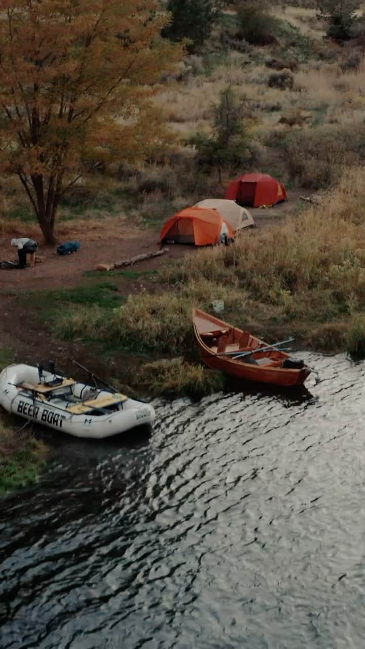 Poler Outdoor Stuffのインスタグラム：「Embracing the Camp Vibes 😎🍻  #GoCampingDrinkBeer #10barrelbrewing」