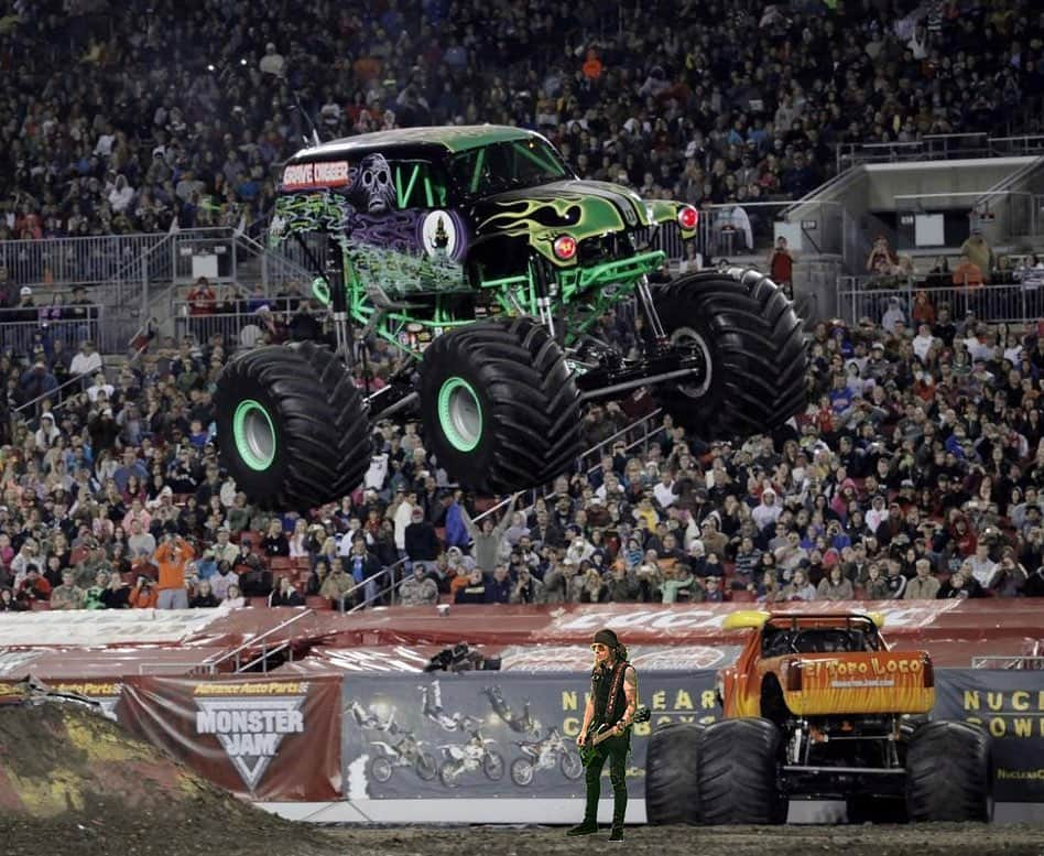 レイチェル・ボランのインスタグラム：「What I’ve Done In The Down Time Part 6 - Hmm. Section A, Row zero, Seat zero. Am I reading this ticket right?  #monstertruck #monsterjam #frontrow #gravedigger #pointofimpact」