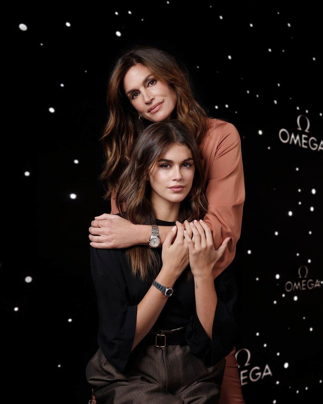 のインスタグラム：「OMEGA through the generations. Cindy Crawford and Kaia Gerber visited Planet OMEGA in New York, each wearing the Constellation, and celebrating their love for our iconic watches.  #OMEGA #OMEGAConstellation  @KaiaGerber @CindyCrawford」