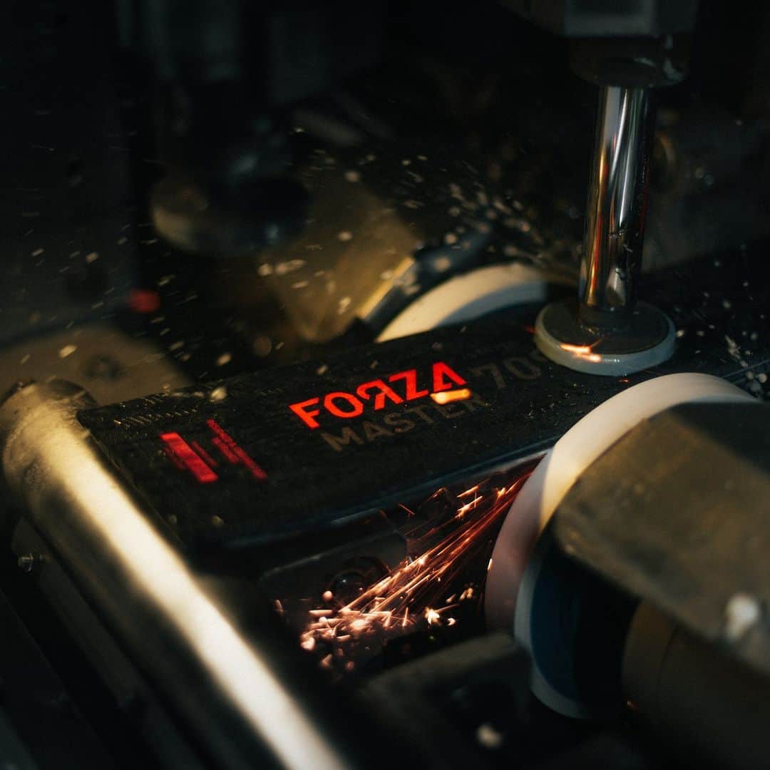 ロシニョールのインスタグラム：「The FORZA ski is the perfect combination of precision and power, allowing you to experience the wildest waves of acceleration with unparalleled control. 💯  By building a shorter turn radius into a longer, wider skis, we've amplified stability while maintaining the familiar feeling of setting an edge.   When it comes to carving, everybody's got an angle, what's yours? ⛷️  📷 @theoledru #anotherbestday」