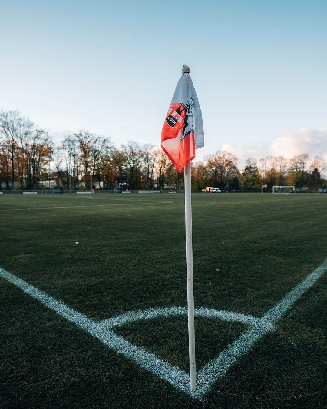 1.FCケルンさんのインスタグラム写真 - (1.FCケルンInstagram)「Schlusspfiff. Der 1. FC Köln gewinnt sein Testspiel in der Länderspielpause gegen den Fünftligisten SpVg. Porz 1919 mit 8:0. 💪  ⚽ 1:0 (3.): Dimitris Limnios ⚽ 2:0 (10.): Linton Maina ⚽⚽ 3:0, 4:0 (35., 41.): Denis Huseinbasic ⚽ 5:0 (59): Max Finkgräfe ⚽ 6:0 (80.): Luca Waldschmidt ⚽⚽ 7:0, 8:0 (82., 88.): Steffen Tigges _____  0:8 (90.) #PorzKOE #effzeh」11月16日 4時01分 - fckoeln