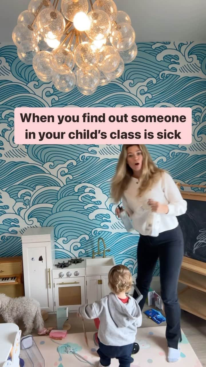 ジェイミー・レイのインスタグラム：「TIS the season yall.  We have all had it on and off now for 3 weeks. Tag someone who can relate 😂   #parentinghumor #funnyreels #funnyvideo #parentingtips #momlife #parents #sahm #funnymom #toddlerlife #parentingtips #relatable」