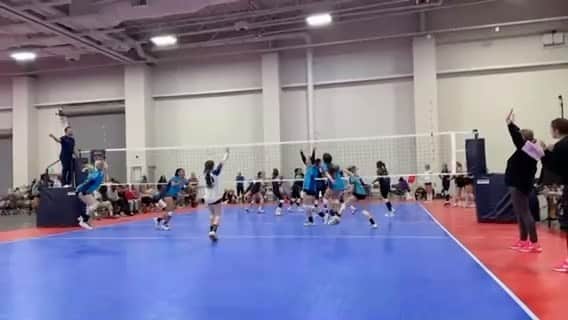 のインスタグラム：「Sit back, 11’s got this! @arizonaskyvolleyball 12 Gold showing out at last year’s Salt Lake City Showdown!  Send us your best highlights and memorable moments. We’ll be sharing our favorites all season long! Email: 𝘀𝗼𝗰𝗶𝗮𝗹.𝗺𝗲𝗱𝗶𝗮@𝘂𝘀𝗮𝘃.𝗼𝗿𝗴  #Volleyball #VolleyballBlock #VolleyballHighlights」