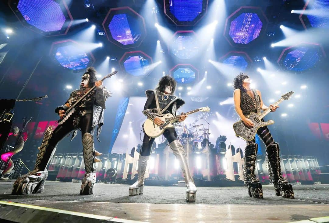 KISSさんのインスタグラム写真 - (KISSInstagram)「#WINNIPEG! This is it! Let's make tonight one to remember! Get CRAZY, #KISSARMY!  @canadalifecentre #EndOfTheRoadTour」11月16日 4時20分 - kissonline