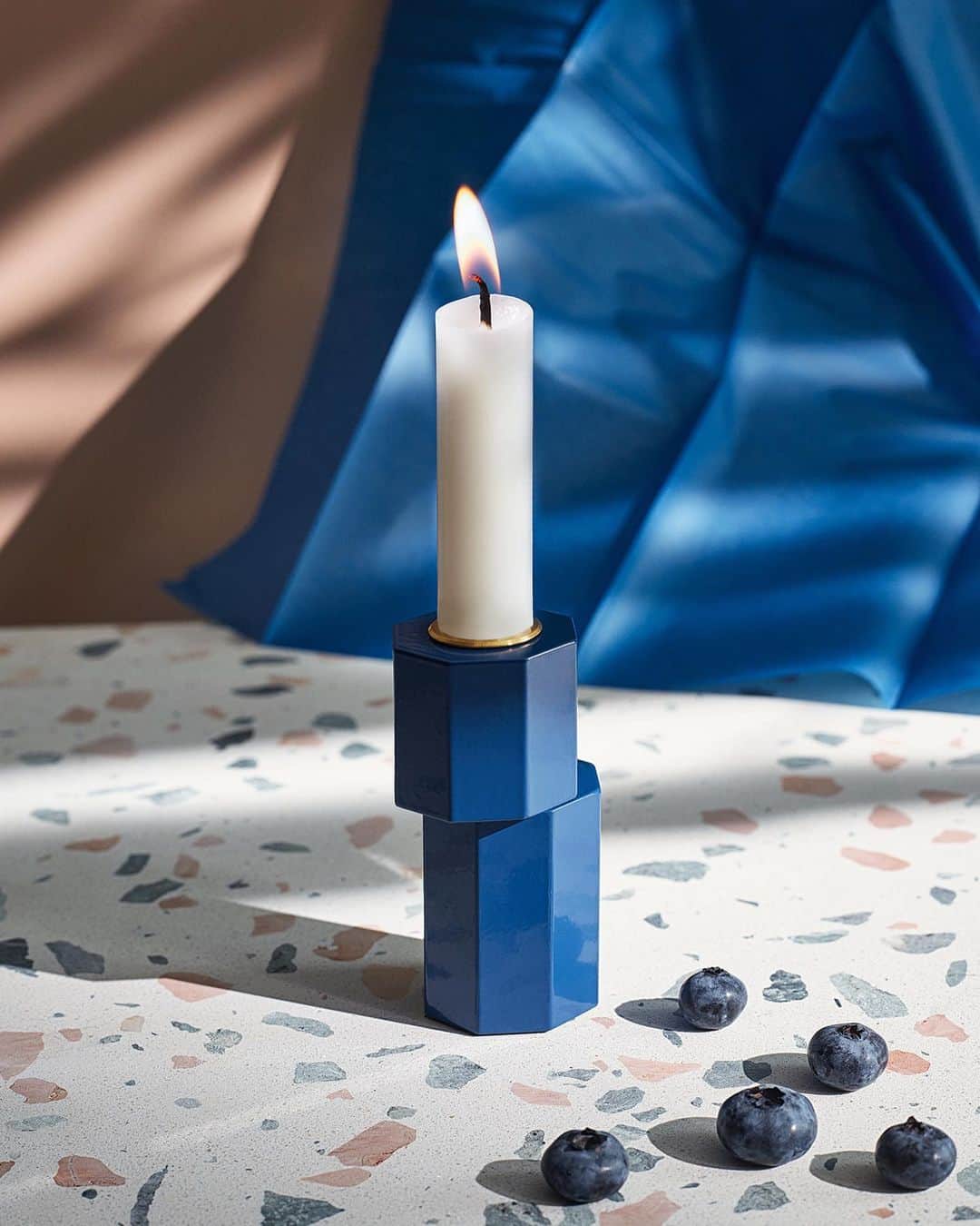 Design Milkさんのインスタグラム写真 - (Design MilkInstagram)「Bring some warmth + playfulness into your space with @eldvarm's latest candleholder collection. 🕯✨  Created by CEO of @eldvarm Louise Varre + designer @charles_kalpakian, each design is inspired by our primal connection to fire + the environment. 🔥 With their unique designs + vibrant colors, you easily can mix + match for a harmonious display. \\\ Head to the link in bio to see more. 🔗  Photography by @fotografhelenpe; Styled by @ullstranddesign.」11月16日 4時13分 - designmilk