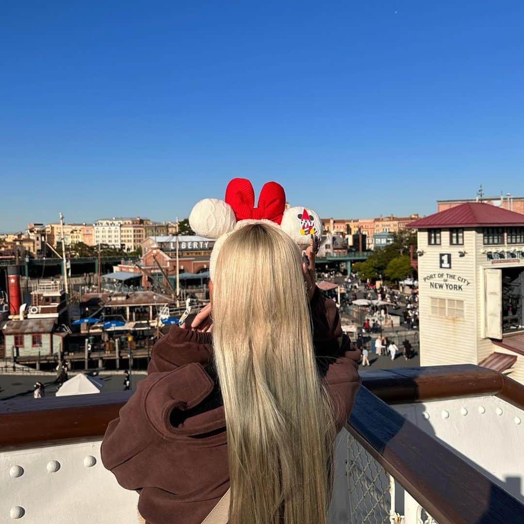 SUSHIBABYのインスタグラム：「🦄💭🩷  クリスマスシーズンに行きたいって思ってて 夢が叶いディズニーシー🎅🏽🏰🩵  前日まで箱根の予定やったで？（笑） 浅草で飲んでたらディズニーに変わった🙃 だからノープランやめらんない👻💕」
