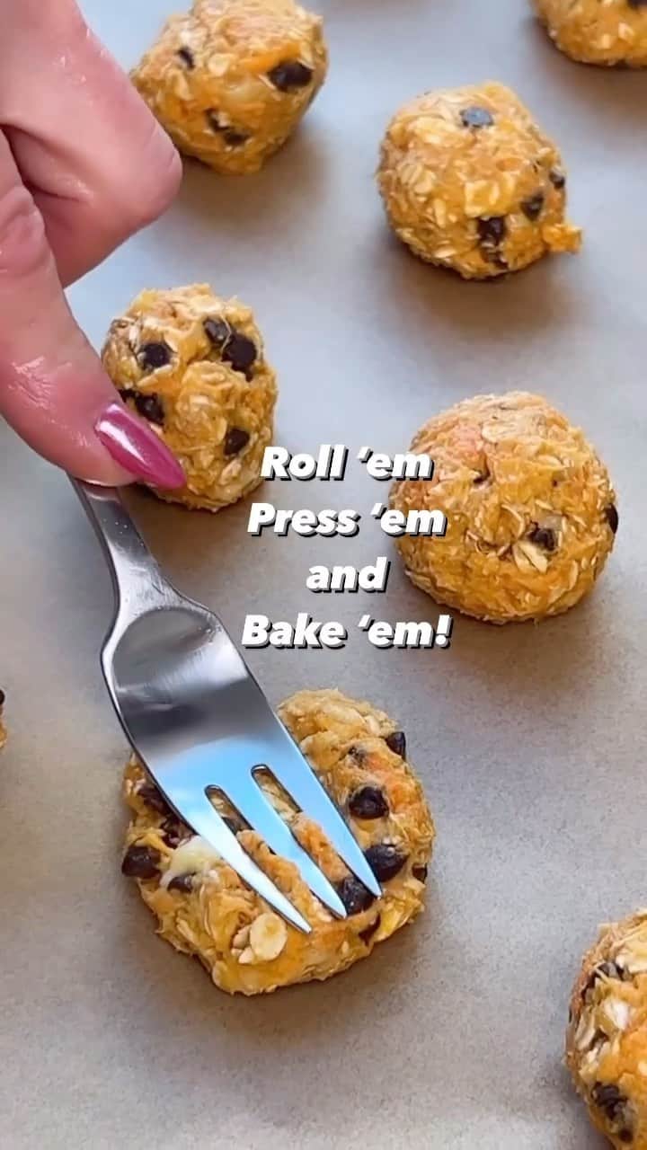 Sharing Healthy Snack Ideasのインスタグラム：「Healthy Vegan Cookies  by @lesleywolman This recipe calls for 5 ingredients…all healthy: INGREDIENTS: 1 cooked sweet potato 1 ripe banana mashed  1 1/4 cup oats 1 tablespoon peanut butter 1/2 cup chocolate chips   DIRECTIONS: Preheat oven to 400 degrees  Mix all ingredients and form into one inch diameter balls Place on a parchment lined baking sheet. Press each ball with a fork Bake for 12-15 minutes until cookies become golden brown. Remove from oven and let cool before devouring them! #healthycookies #fiveingredients #sugarfreecookies」