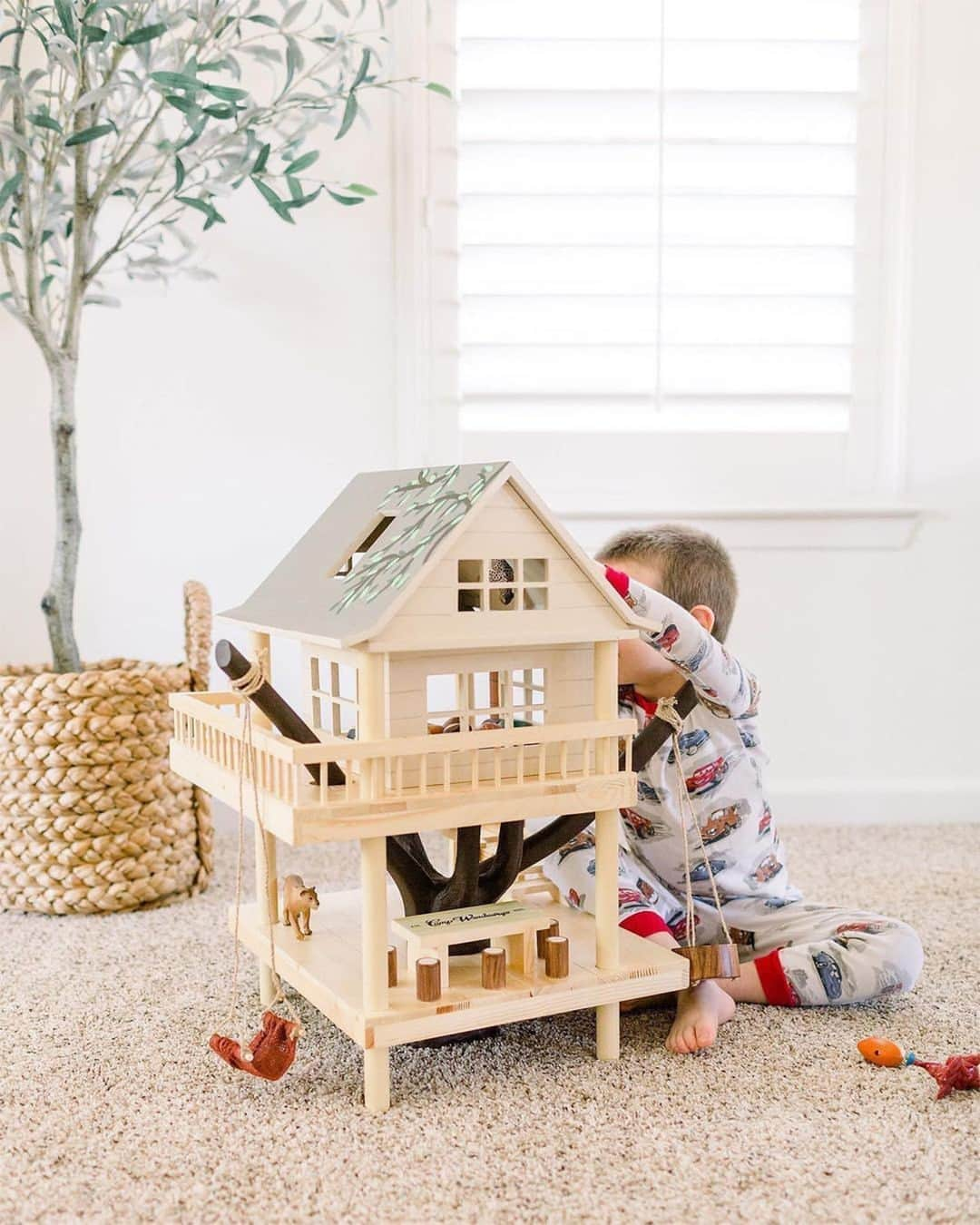 ジャスミン・トゥークスさんのインスタグラム写真 - (ジャスミン・トゥークスInstagram)「⭐⭐⭐⭐⭐ "The best toy I have ever bought!" —Sarah  And what's not to love? Our treehouse play set is...  📍based on an actual treehouse at the historic Camp Wandawega in Wisconsin  🎨 handpainted with water-based paints  ♻️ made from recycled pine wood, paper mache, rattan and jute twine  📷: @burtsbrisplease, @houseonannlane, @daniellewraith, @girlonthehudson, @thisoldcthouse  #KidsHolidayGift #KidsHolidayToy」11月16日 9時50分 - crateandkids