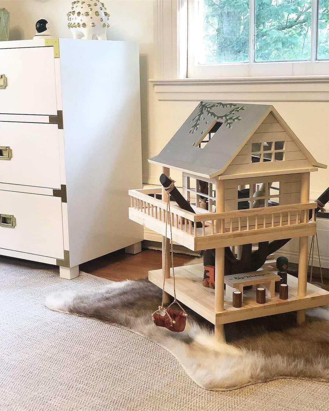 ジャスミン・トゥークスさんのインスタグラム写真 - (ジャスミン・トゥークスInstagram)「⭐⭐⭐⭐⭐ "The best toy I have ever bought!" —Sarah  And what's not to love? Our treehouse play set is...  📍based on an actual treehouse at the historic Camp Wandawega in Wisconsin  🎨 handpainted with water-based paints  ♻️ made from recycled pine wood, paper mache, rattan and jute twine  📷: @burtsbrisplease, @houseonannlane, @daniellewraith, @girlonthehudson, @thisoldcthouse  #KidsHolidayGift #KidsHolidayToy」11月16日 9時50分 - crateandkids