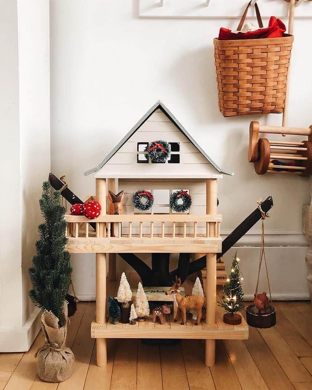 ジャスミン・トゥークスのインスタグラム：「⭐⭐⭐⭐⭐ "The best toy I have ever bought!" —Sarah  And what's not to love? Our treehouse play set is...  📍based on an actual treehouse at the historic Camp Wandawega in Wisconsin  🎨 handpainted with water-based paints  ♻️ made from recycled pine wood, paper mache, rattan and jute twine  📷: @burtsbrisplease, @houseonannlane, @daniellewraith, @girlonthehudson, @thisoldcthouse  #KidsHolidayGift #KidsHolidayToy」