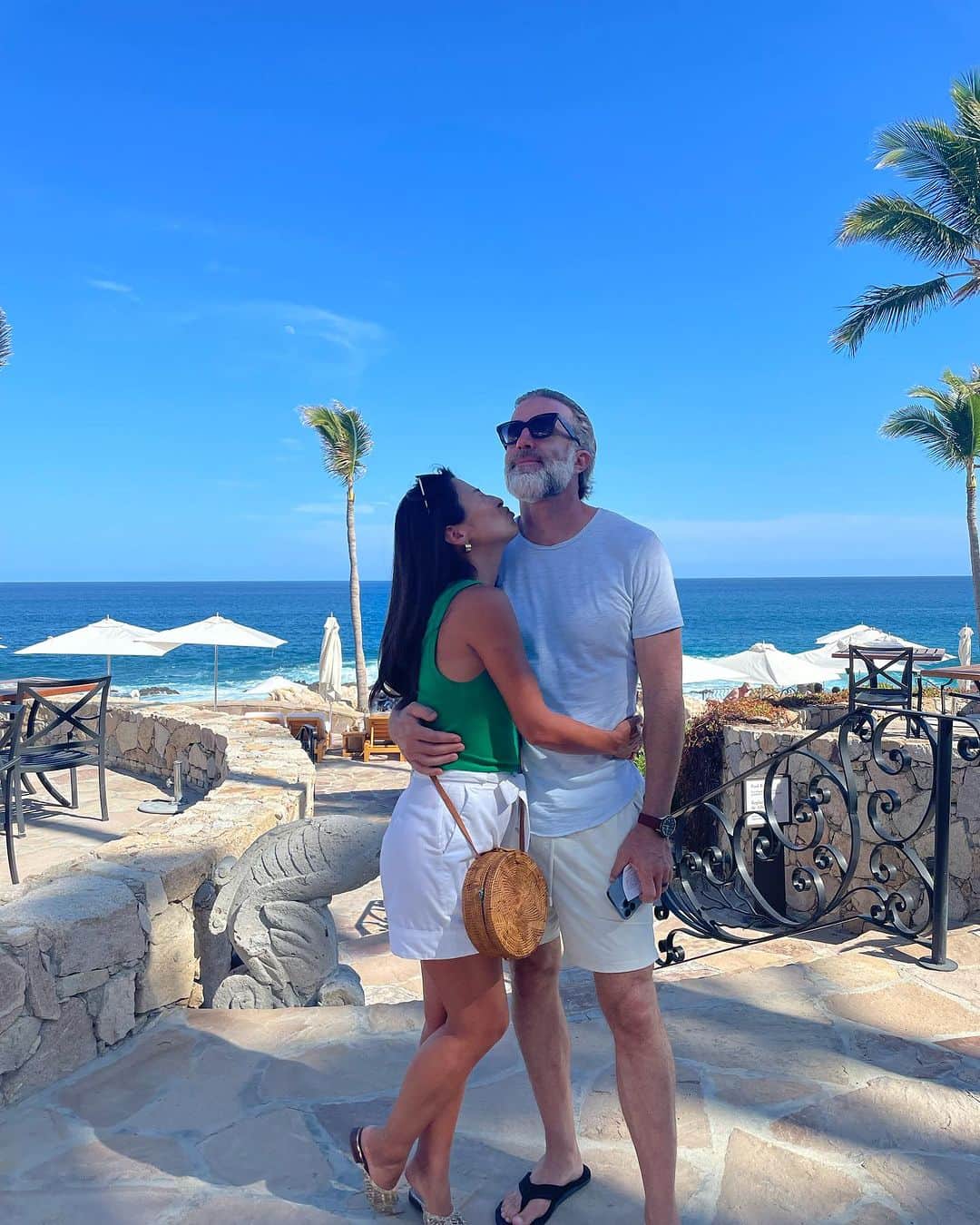 Arisaのインスタグラム：「メキシコに住んで4年が経った🇲🇽最初はバンクーバーの雨から逃げるための6ヶ月間だけの予定たっだのに、気づけばあっという間😳  「いつかロスカボスで冬を過ごしたいね」 そんな話はしていたのだけれど、2019年にこの場所にくることの最後のあと押しになったのは、大切な友人の死だった。  癌だった彼女は、診断されてからも、最後まで生きることをやめなかった。大好きなシャンパンを飲み、美味しいものを食べ、みんなとガハハといっぱい笑って。最後の最後まで彼女らしく人生をフルに楽しんでいた🥂  「いつかロスカボスで冬を過ごしたい」 その”いつか”っていつなんだ？ もし今行けるなら、”いつか”をまたずに行ってみよう！って。 環境全てがグリーンライト🚥だったわけではなくて、タイミング的にはパーフェクトとは程遠かったけど、パーフェクトっていつなんだ？  人生をフルに生きること。 ”いつか”を待たないように。  ありがとう、ふみえさん。 今私達がここにいるのは、あなたのおかげです。 We love you and miss you. 💫」