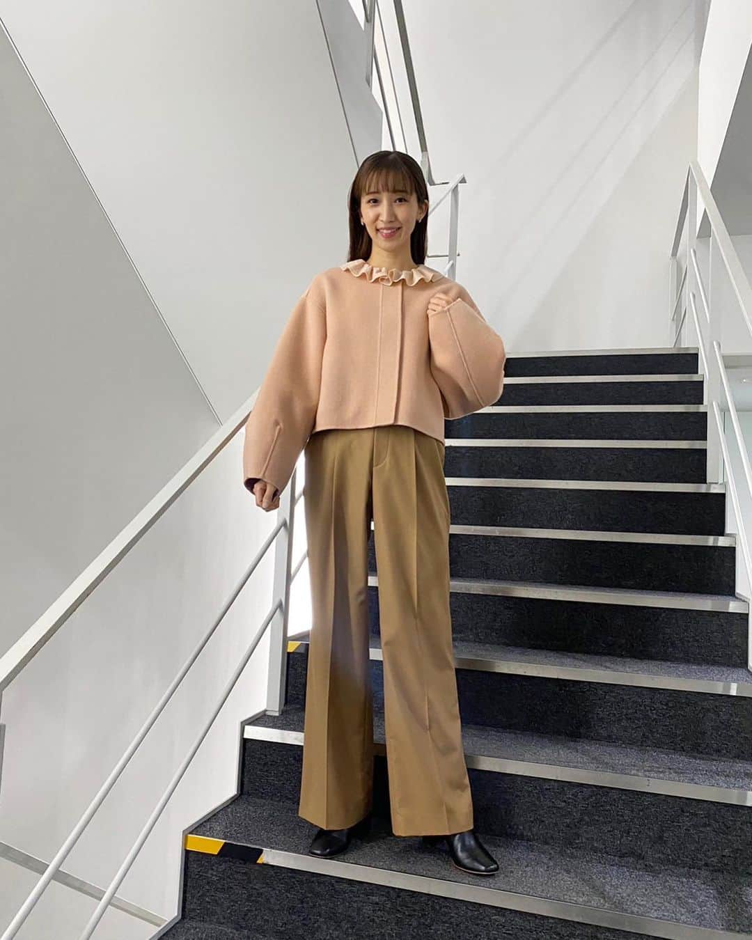 眞家泉さんのインスタグラム写真 - (眞家泉Instagram)「. 2023/11/15水 coat  #martinique tops  #martinique pants  #MilaOwen pierce  #Jouete hair&make  @emi_ogiwara   #衣装 #報道ステーション #報ステ #テレビ朝日」11月16日 9時50分 - maie_izumi