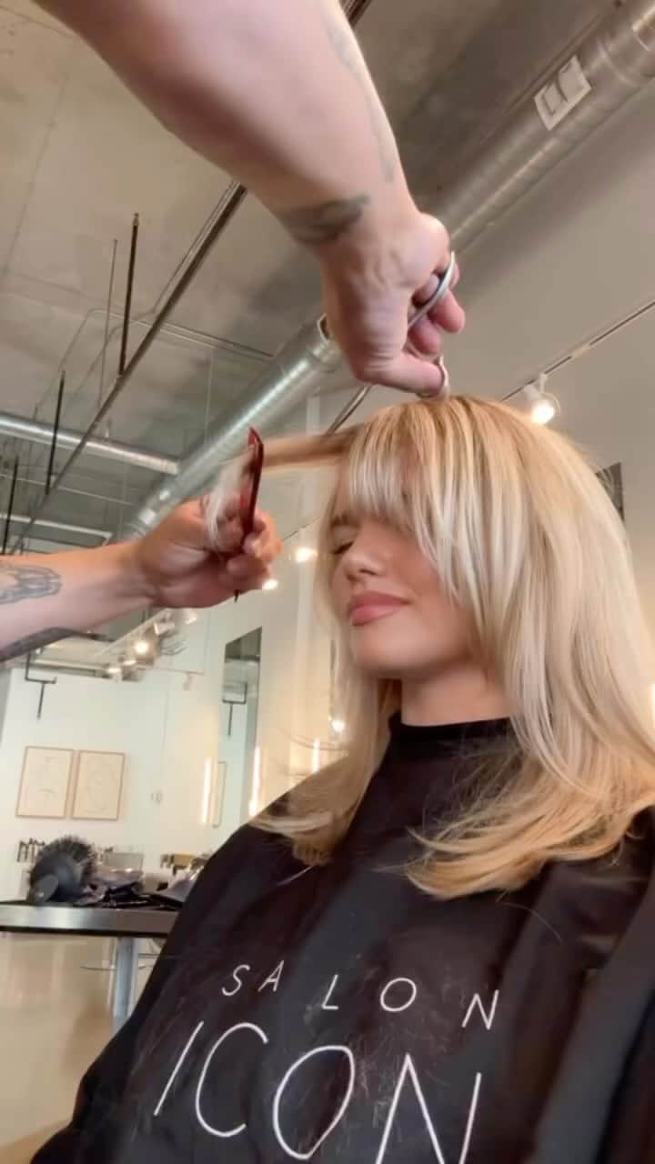 wakeupandmakeupのインスタグラム：「This is your sign to get bangs 🙊 @shay.sullivann」