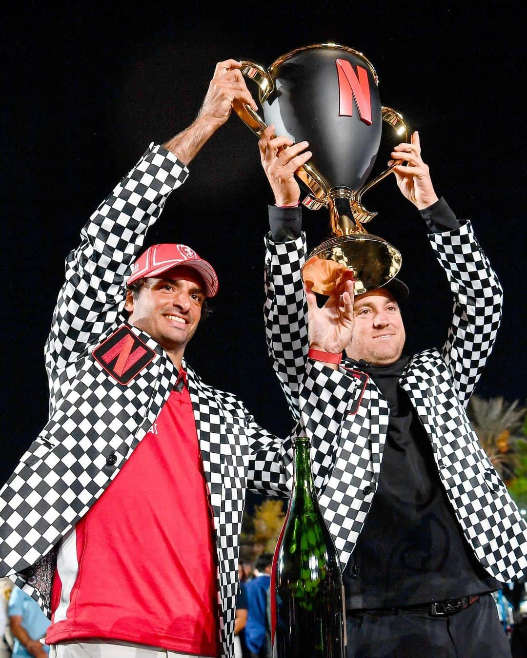 カルロス・サインツJr.のインスタグラム：「Champions of the first-ever @Netflix Cup! ⛳️🏆 Couldn't have asked for a better partner 💪🏻 @justinthomas34」