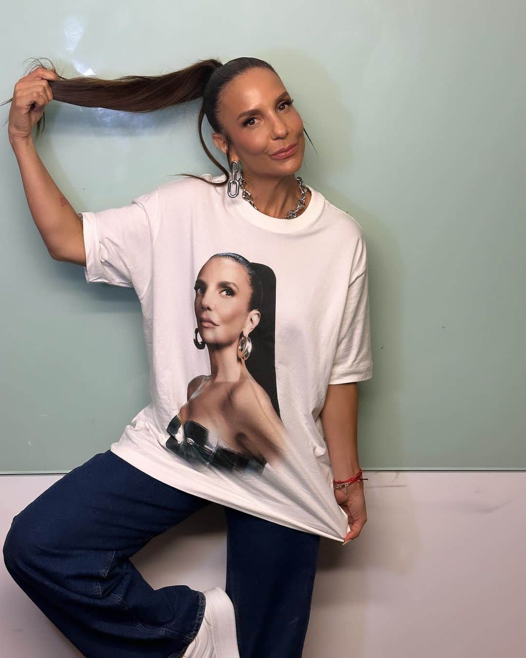 イヴェッチ・サンガロのインスタグラム：「Vai ter sorteio sim! Escrevam em uma frase ou palavra o que significam esses 30 anos de amor. O comentário mais divertido leva!  Vamos? Comentem」