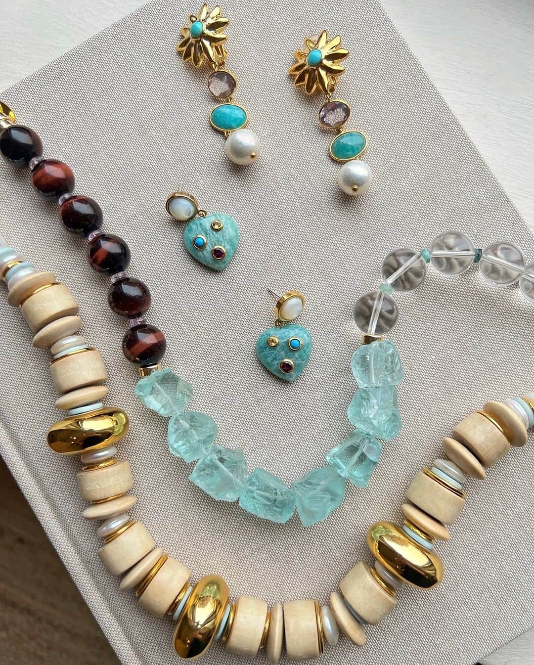 リジー フォルトゥナートのインスタグラム：「Each piece feels more special than the next this season 💖 Rough cut aquamarine quartz 💎 wood and bone beads 🪑 and sweet starburst and heart motifs 💫 Oh my! #lizziefortunato」