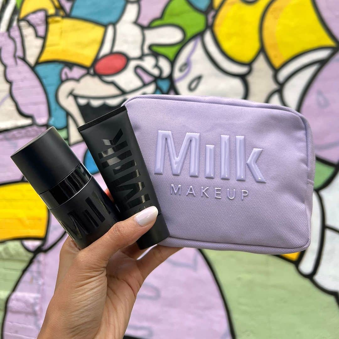 Milk Makeupのインスタグラム：「Two mattifying MVPs 🖤 One collectible makeup bag ✨ All for $40($62 value) ❗️  Our limited-edition makeup set features our best-selling Pore Eclipse Mattifying Primer and Setting Spray to lock on makeup up to 16 hours, blur pores, and control shine for a soft-focus finish. Shop now @sephora, Sephora @kohls, or MilkMakeup.com before they are gone 🔥  #holidayshopping #giftsets #milkmakeup #giftideas」