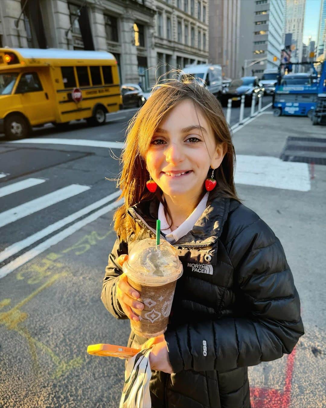 Ilana Wilesさんのインスタグラム写真 - (Ilana WilesInstagram)「Harlow is 11 today!!!!! 🎂🎉🥳 Before the day even started, she lost a tooth, cleaned up with some presents, debuted some new strawberry earrings, bought Dunkin Doughnuts for her whole class and downloaded the Starbucks app on her new phone to claim her free birthday drink. If there is anything I know about Harlow, it’s that when it comes to special occasions, she is a GIRL WITH A PLAN to make the absolute most of it. Happy birthday, my sweet girl. You deserve all the special things 💝」11月16日 4時27分 - mommyshorts