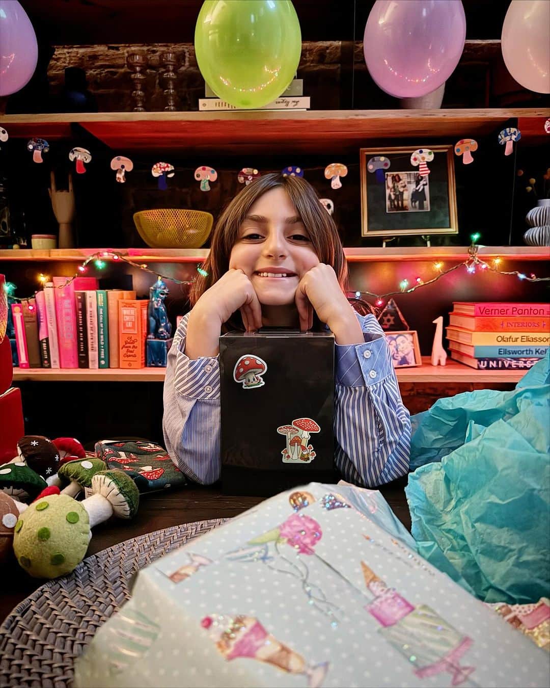 Ilana Wilesのインスタグラム：「Harlow is 11 today!!!!! 🎂🎉🥳 Before the day even started, she lost a tooth, cleaned up with some presents, debuted some new strawberry earrings, bought Dunkin Doughnuts for her whole class and downloaded the Starbucks app on her new phone to claim her free birthday drink. If there is anything I know about Harlow, it’s that when it comes to special occasions, she is a GIRL WITH A PLAN to make the absolute most of it. Happy birthday, my sweet girl. You deserve all the special things 💝」