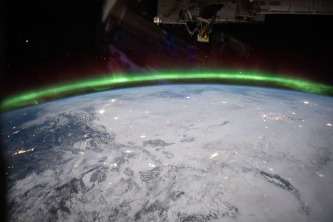 国際宇宙ステーションさんのインスタグラム写真 - (国際宇宙ステーションInstagram)「An aurora dances above the night sky in Earth's atmosphere as the International Space Station soared 260 miles above Utah during orbital nighttime.  #nasa #international #space #station #earth #aurora #orbital #nighttime #atmosphere #clouds #night #sky」11月16日 4時30分 - iss