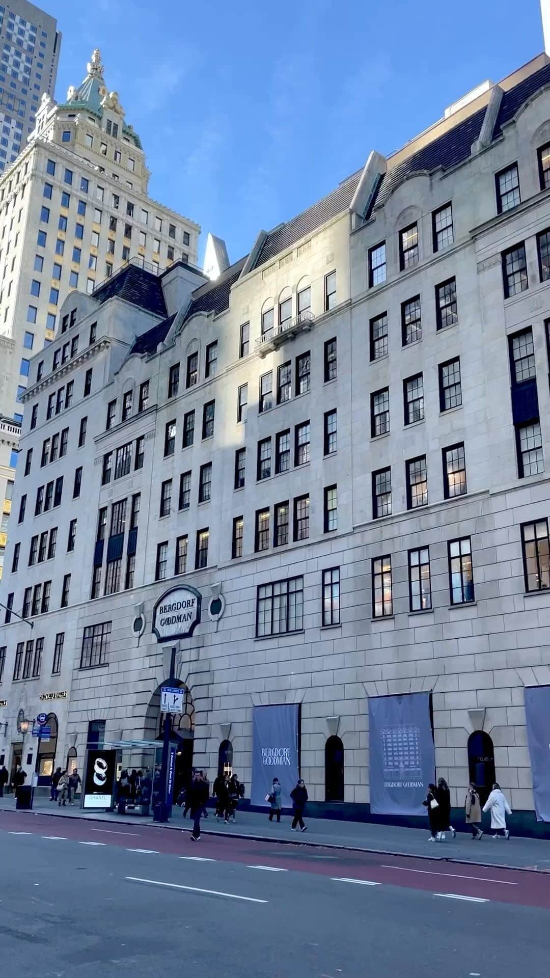 Bergdorf Goodmanのインスタグラム：「10 MINUTES AT BG ⏱️ November ushers in the most brilliant season at Bergdorf Goodman—here’s what to do with 10 minutes at BG.」