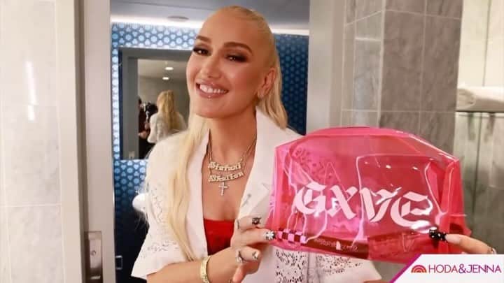 グウェン・ステファニーのインスタグラム：「thank u SO much @todayshow + @hodaandjenna + @zannarassi :) we talked all of my favorite things ✨music + @gxvebeauty !! head to my link in bio + to see my essentials + use the code TODAY at checkout for special pricing :) 🎁 gx」