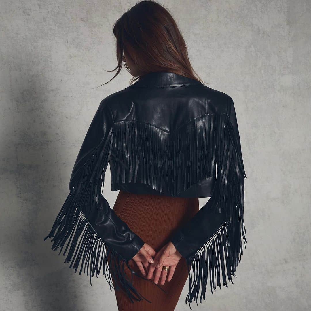 ウィンターケイトさんのインスタグラム写真 - (ウィンターケイトInstagram)「Fringe  details on the Yanni. 🖤✨ Shop the look on @revolve. #hohxrevolve」11月16日 4時40分 - houseofharlow1960