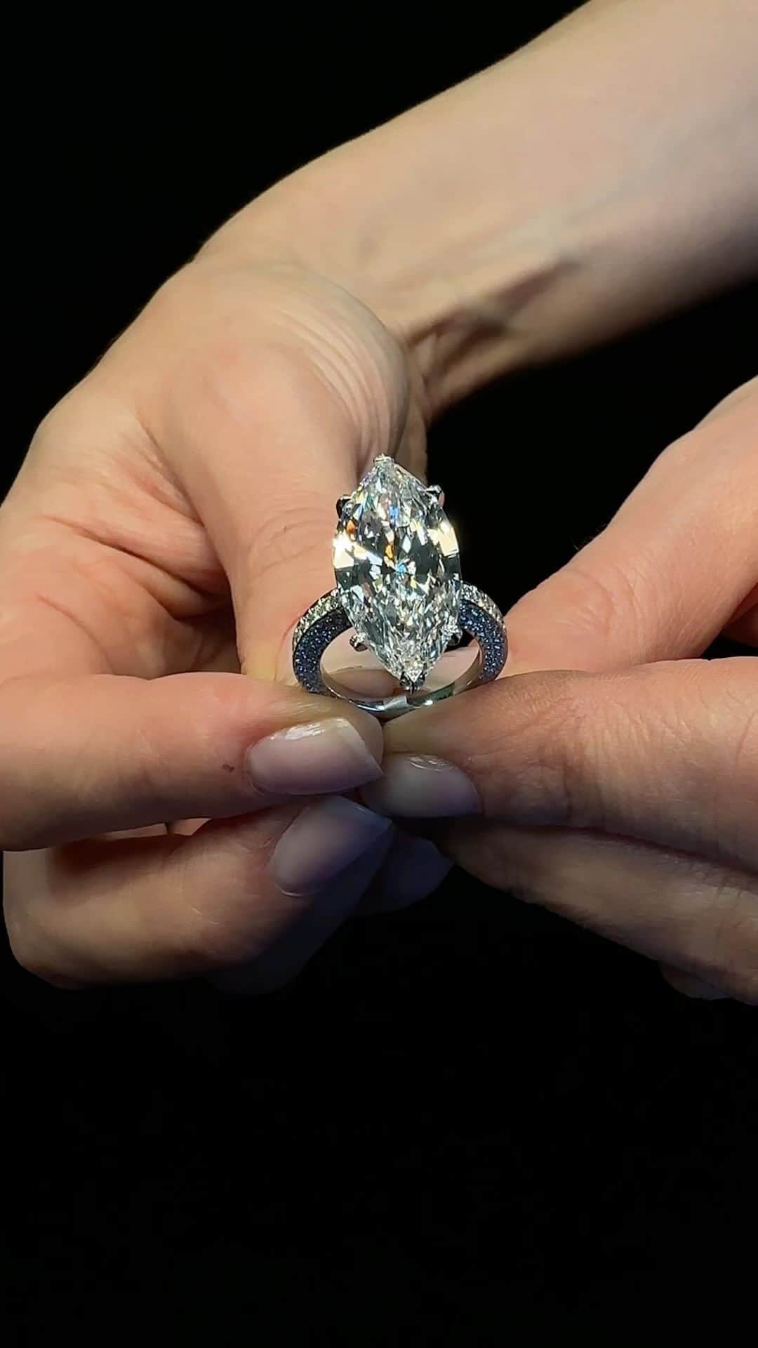 クリスティーズのインスタグラム：「Sparkle Season 🌟✨ ⁣ Jewels Online: The London Edit offers a selection of fine antique and modern jewellery, ranging from the 18th century to present day, as well as signed jewels and iconic designs by Bulgari, Cartier and Van Cleef & Arpels.⁣ ⁣ ➡ On view at our King Street galleries now until 27 November!⁣ ⁣ 🗓 Jewels Online: The London Edit: 14 - 28 November⁣ ⁣ #christiesjewels @christiesjewels」
