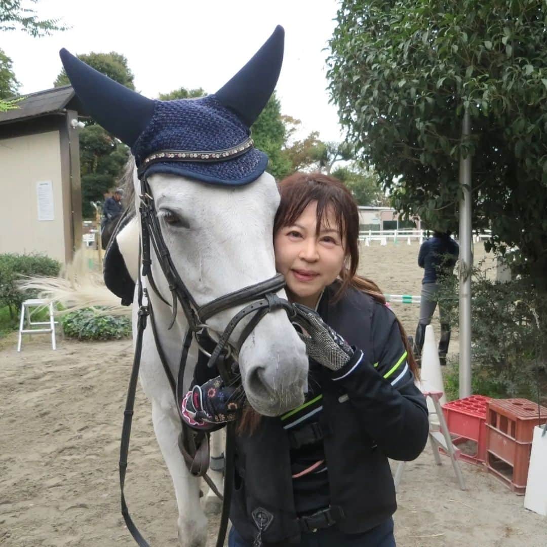 宇月田麻裕さんのインスタグラム写真 - (宇月田麻裕Instagram)「11/11　#乗馬日記 「いくね～」 珀　 11/14に、画像だけ載せています。 レッスンは、はくちゃん「珀」＆Ｍ先生。 M先生レッスン何年ぶり？　5年ぶりくらい？  拍車なし。前回同様、拍車なくてもよく動いてくれます。 速歩で、巻き乗りなどなどはいい感じ。  いざ駈歩。 珀、駈歩発進してくれるし、続けようしてくれます!？ 珀「いくよー」 何度もチャレンジして、半周くらい。前回よりかは続いたかな。  先生「駈歩の2歩と3歩の間で深呼吸」 私の体が硬くなっているようです。続けようとして必死。  脚の扶助を入れようとすると、上半身と下半身が一体になって、それが邪魔しているようです。上半身はそのままで、脚を入れる。  手の上下は少し良くなっている感じです。 先生が、「じょぅでき」とおっしゃってくださり一安心。 珀ちゃん、先生ありがとうございます♪  乗馬日記、次回に続く。 11/14に、画像だけ載せています。」11月16日 4時49分 - mahiro_utsukita