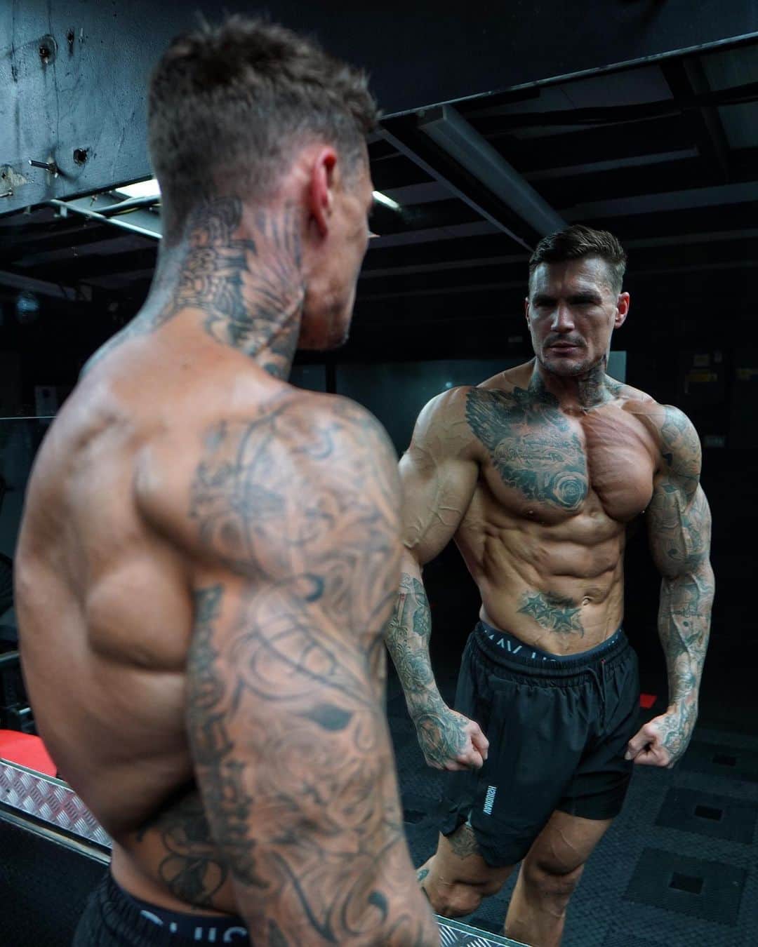 のインスタグラム：「Beast mode is all I know🦍#hardwork - @vqfit Black Friday Is Here! Get up to 80% off site wide! - #mensphysique #bodybuilding」