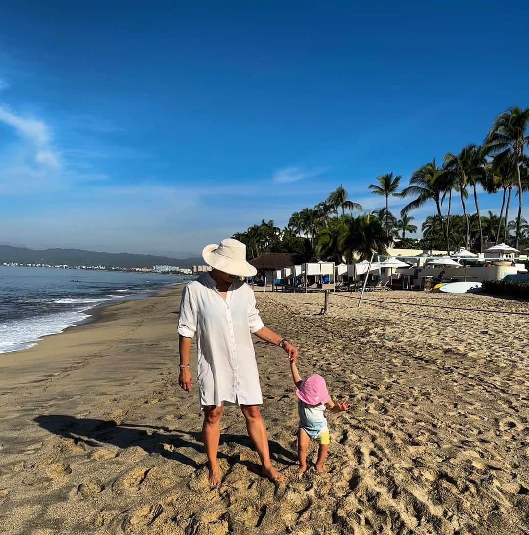 ジェナ・アウシュコウィッツのインスタグラム：「Beach bb  . . . @grandvelasnay @velasresorts #MyVelasExperience」
