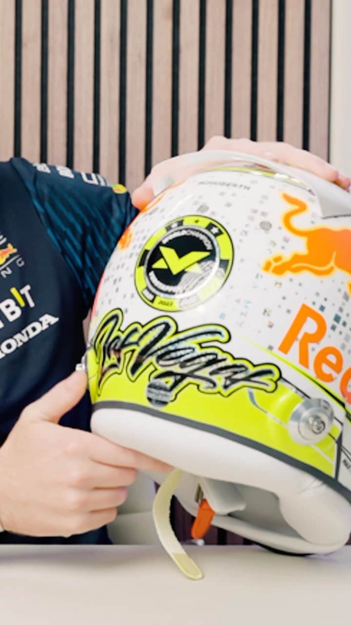 マックス・フェルスタッペンのインスタグラム：「One last special helmet for this season. You’ve got to go neon for Vegas 🇺🇸  #F1 #RedBullRacing #LasVegasGP」