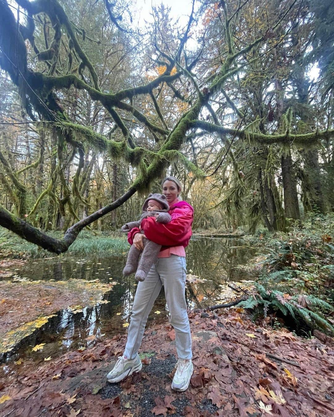 ターラのインスタグラム：「Lil 🍂🍁🎃🍃 dump  . . . . . . . #autumnvibes🍁 #fall #washingtonstate #olympicnationalpark #olympicpeninsula #cozy #motherhood #newmama #baby #mummy」