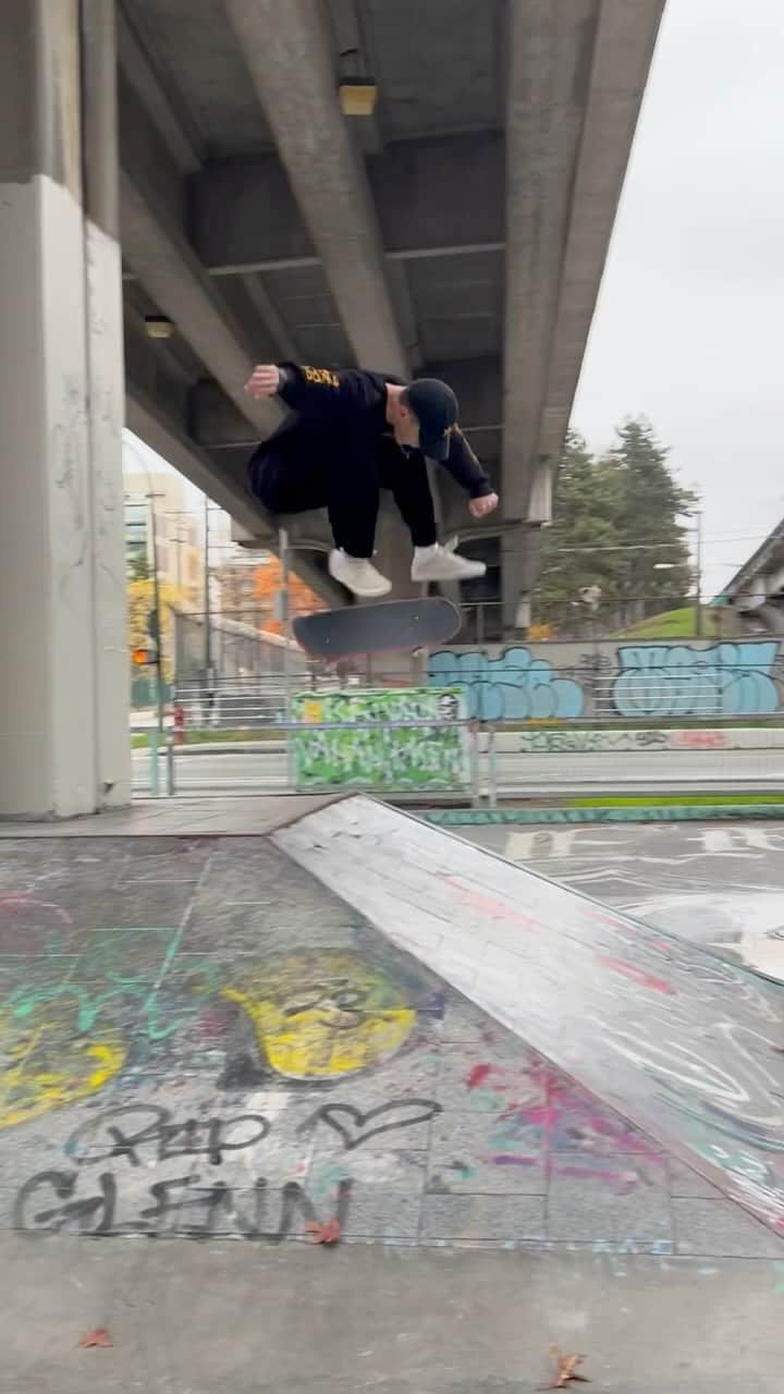 ジェイク・イラーディのインスタグラム：「Dodged the rain and got to skate the Vancouver Plaza @rockstarenergy  #rockstarenergy  • • • 📲 @tjrogers」