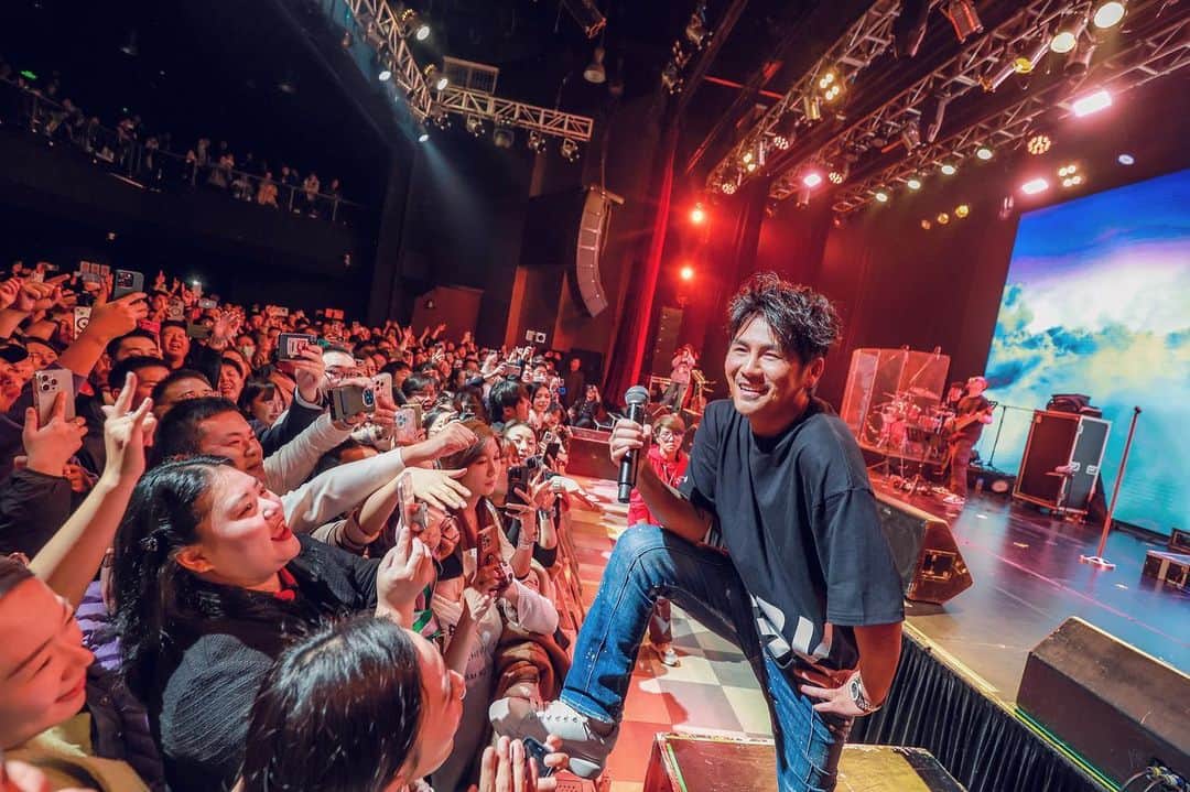 曹格格さんのインスタグラム写真 - (曹格格Instagram)「要不是上海的歌迷朋友把我拉起来…我也许就哭一整晚了。 谢谢上海的你们……体谅我，体贴我，温暖我，接受我的不完美。」11月16日 5時00分 - supergarychaw