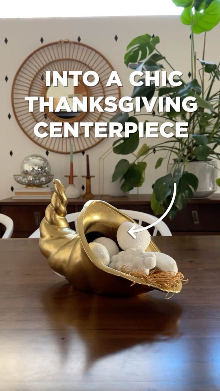 HGTVのインスタグラム：「Thrifted cornucopia 👉 Chic Thanksgiving centerpiece   Here’s how @delineateyourdwelling did it:   - Clean each piece of the cornucopia set  - Create a mixture of white acrylic paint + baking soda - Paint each piece of fruit + let dry completely  - Repeat the process with a second coat of paint  - Cover the cornucopia in gold paint + let dry - Set the table in style with coordinating decorative accents   And voila! ✨  #HGTVHowTo」