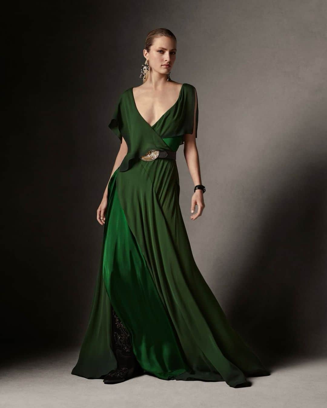 Ralph Laurenのインスタグラム：「Mixing the character of Westernwear with evening glamour, tiers of emerald silk georgette are cinched with a #RalphLauren rodeo-buckle belt.  Discover the #RLCollection Johnathon gown and more #RLHoliday eveningwear via the link in bio.」