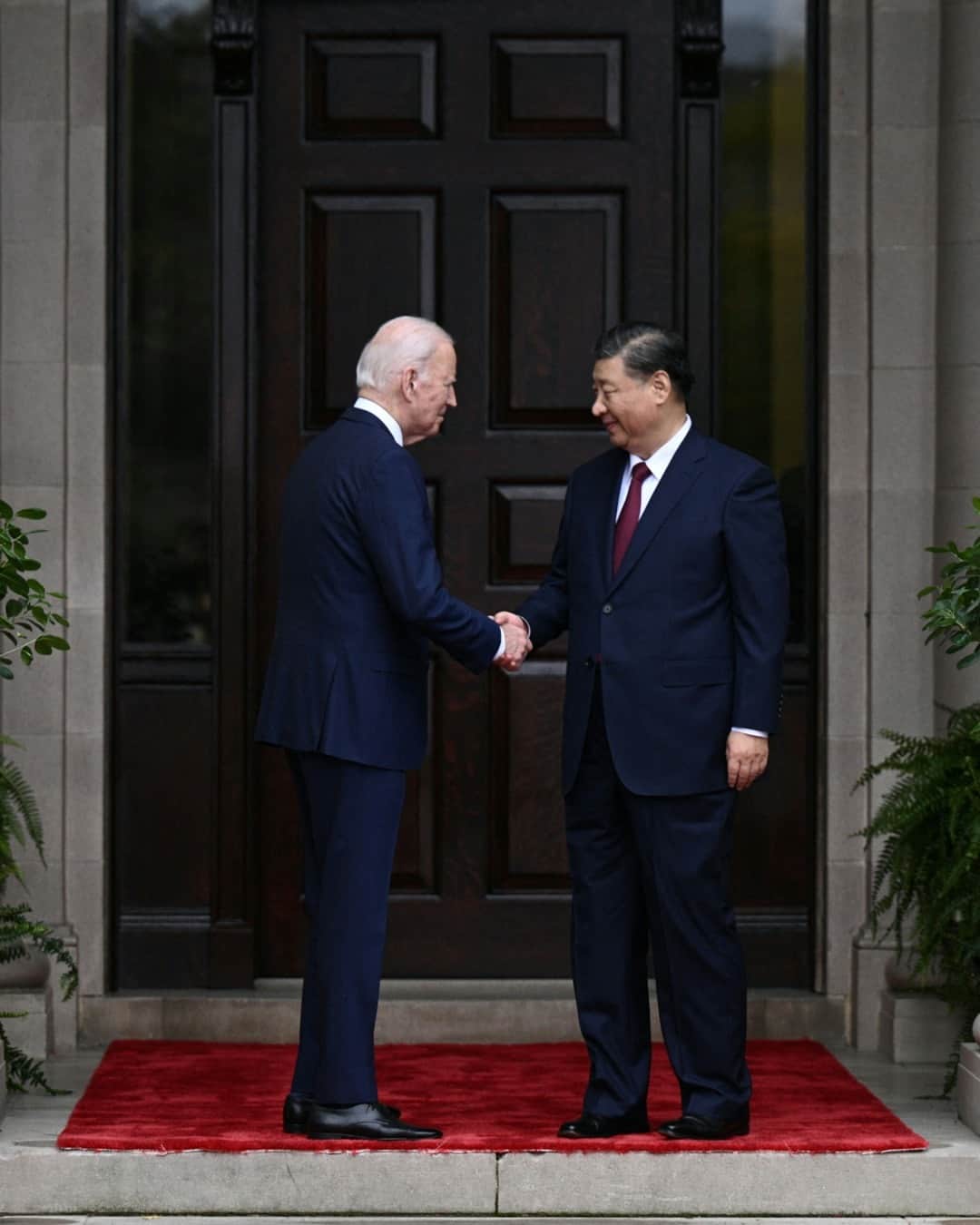 TIME Magazineのインスタグラム：「President Joe Biden is meeting with Chinese President Xi Jinping near San Francisco today.  The goal of the highly anticipated meeting is to repair the diplomatic damage from the balloon episode, say White House officials, and find a way for the two nuclear powers to better compete economically without inadvertently blowing each other up.  At the link in bio, Brian Bennett breaks down why Biden's repair mission with Xi may put him out of step with the public.  Photograph by Brendan Smialowski (@bsmialowski)—AFP/Getty Images」