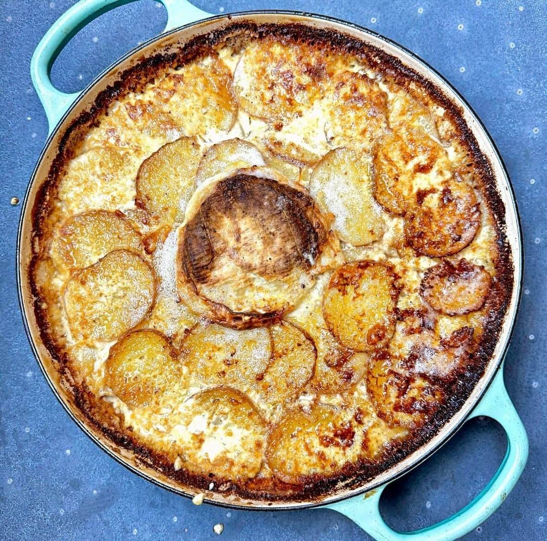 ナイジェラ・ローソンのインスタグラム：「It had to be done! Yes, I only went and made @lickedspoon’s potato gratin with a Camembert in it – I know! – and what a wise decision that was. Swooning with delight. And you can find a link to her Substack (and thus the recipe) via @lickedspoon’s insta…」