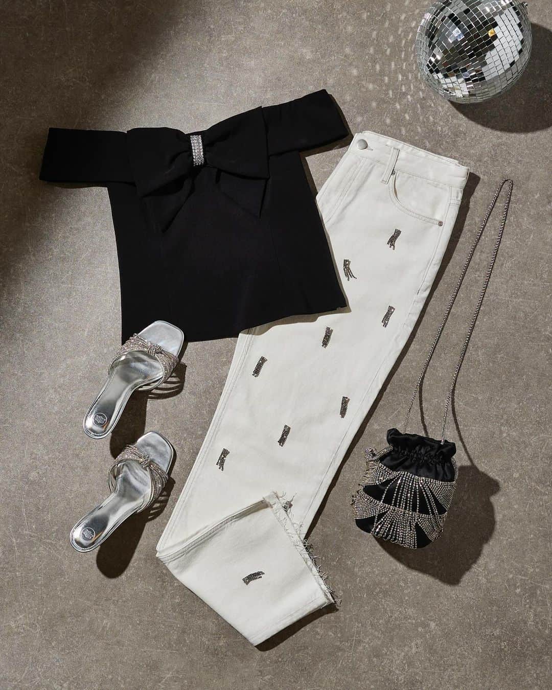 River Islandさんのインスタグラム写真 - (River IslandInstagram)「Like your regular jeans but embellished for some extra pizzazz. ​  #ImWearingRI #Linkinbio to shop  White embellished jeans - 902220 Black embellished bow bardot top - 903205 Black diamante bag - ​901271 Grey waistcoat - 902043 Silver slingbacks - 750924」11月16日 5時02分 - riverisland