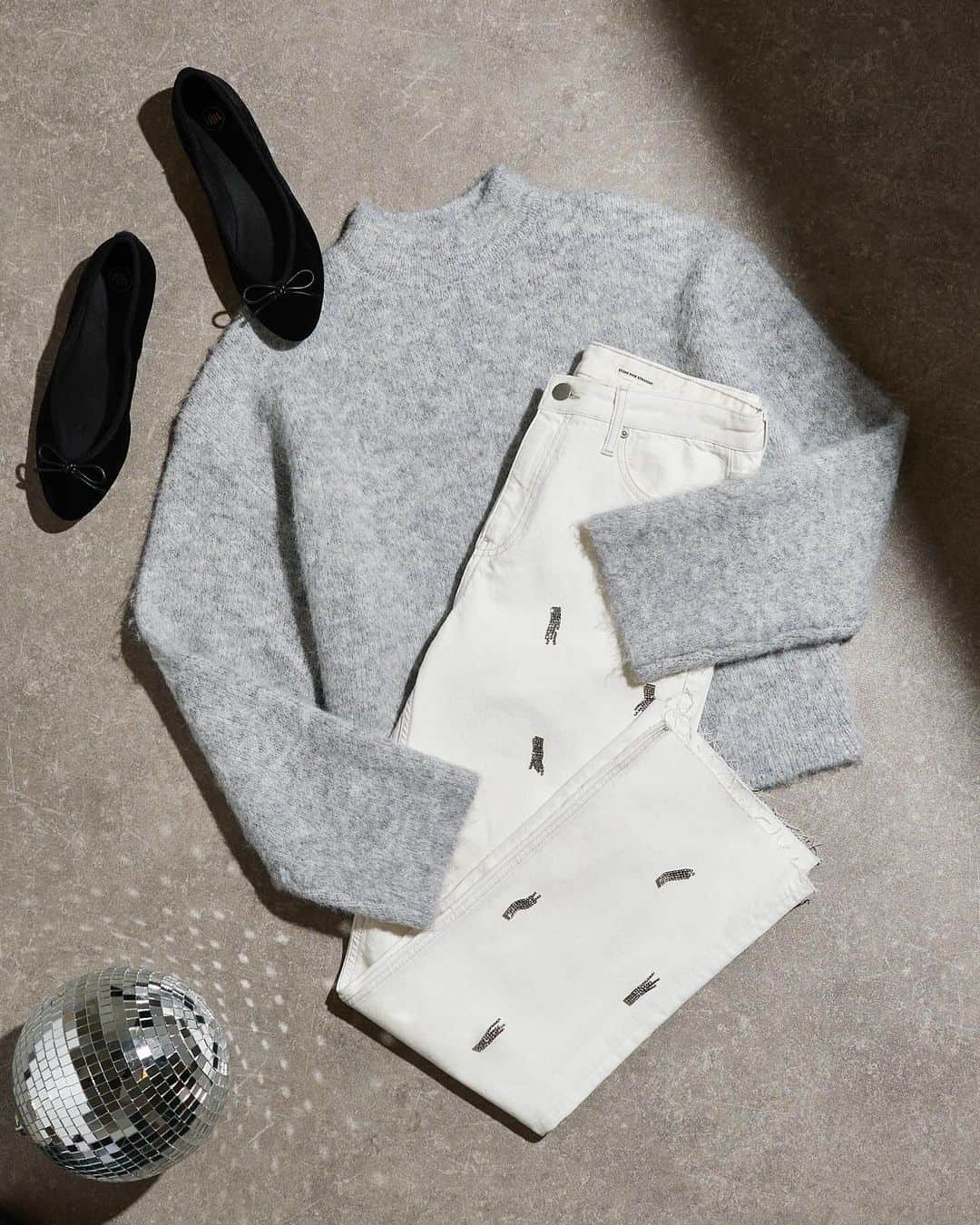 River Islandさんのインスタグラム写真 - (River IslandInstagram)「Like your regular jeans but embellished for some extra pizzazz. ​  #ImWearingRI #Linkinbio to shop  White embellished jeans - 902220 Black embellished bow bardot top - 903205 Black diamante bag - ​901271 Grey waistcoat - 902043 Silver slingbacks - 750924」11月16日 5時02分 - riverisland