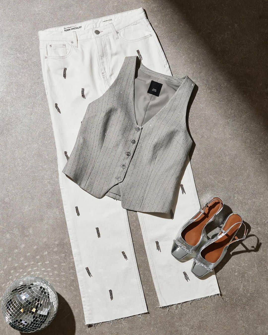 River Islandのインスタグラム：「Like your regular jeans but embellished for some extra pizzazz. ​  #ImWearingRI #Linkinbio to shop  White embellished jeans - 902220 Black embellished bow bardot top - 903205 Black diamante bag - ​901271 Grey waistcoat - 902043 Silver slingbacks - 750924」