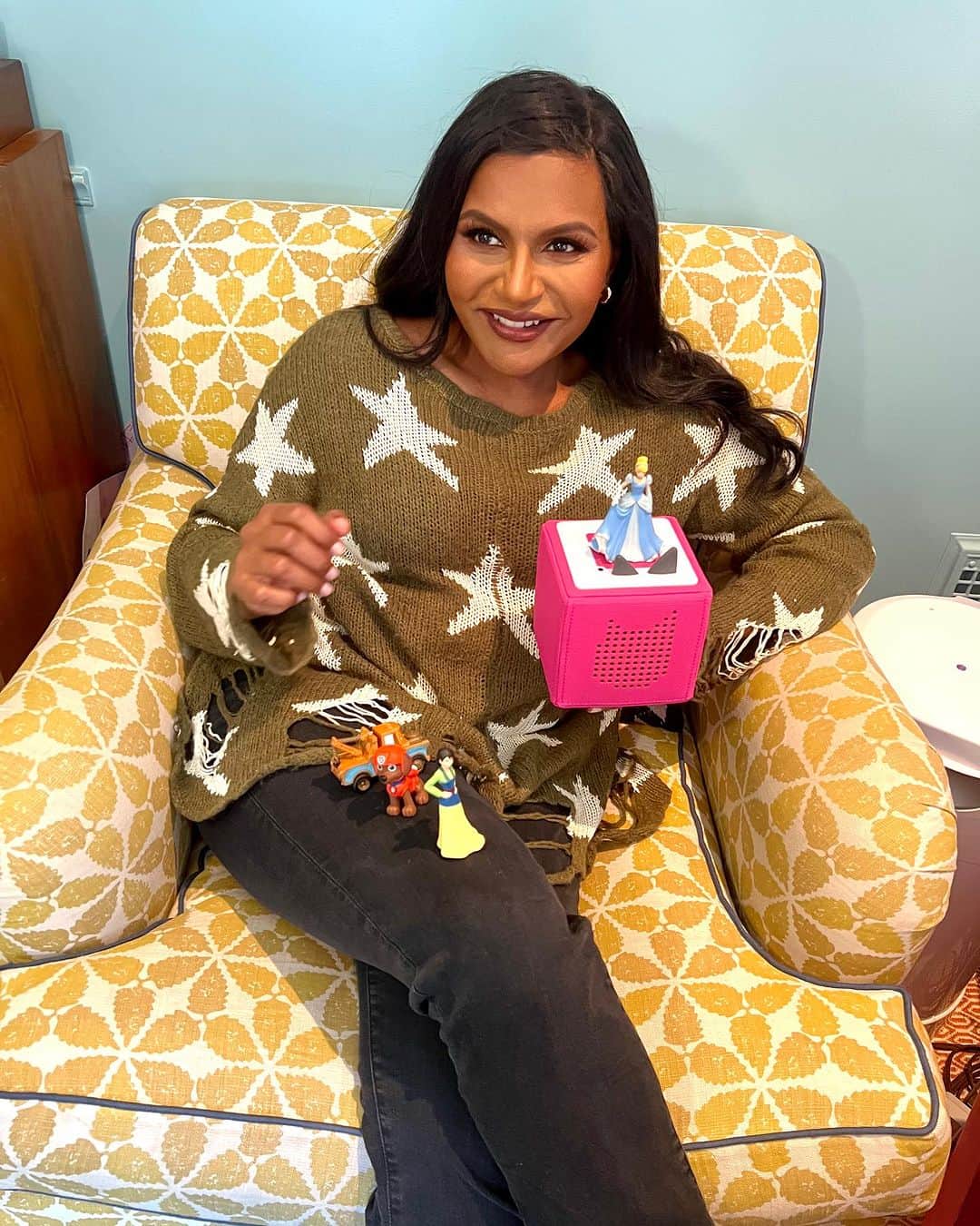 ミンディ・カリングのインスタグラム：「I have a high bar for new toys in the house. For 1) I don’t want it to hurt when I step on it, which is many times a day. 2) I want it to be joyous for my kids and occupy them for hours so I can do work/send emails/watch my murder documentaries. That’s why I LOVE @tonies.us. There are no screens in sight. It's amazing to watch them discover their imaginations while playing with their favorite characters (literally, EVERY character you can imagine comes to life on this box). This year, @tonies.us is going with us everywhere, so I can confirm it's the perfect holiday gift for all the kiddos on your list. Available at @walmart and @target! #toniespartner」