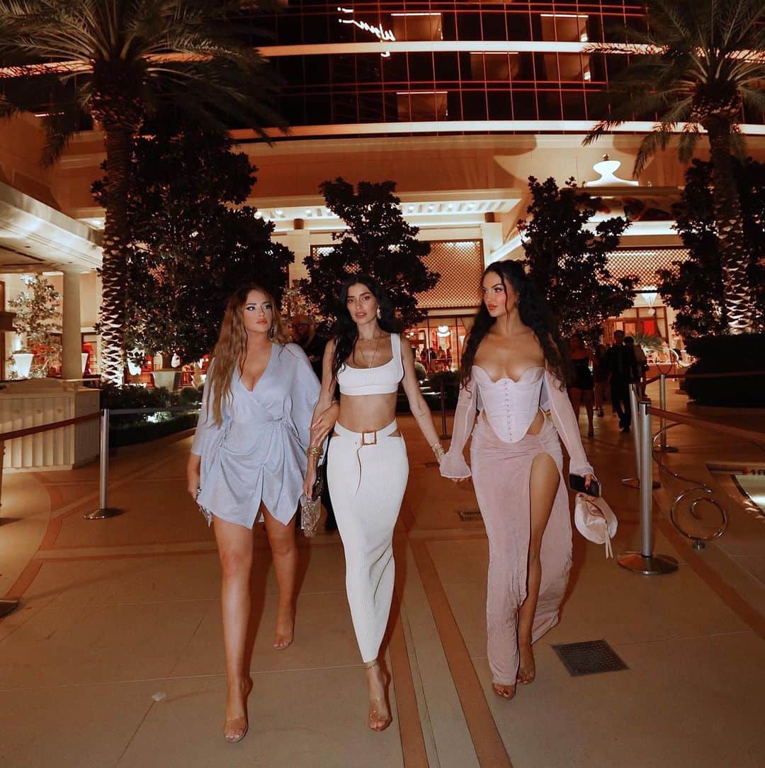 Olivia Piersonさんのインスタグラム写真 - (Olivia PiersonInstagram)「24 hours in LV at @wynnlasvegas for @justtnic birthday! 🎂 Thank you so much @thegoodtique for helping Natalie & I surprise Nicole! 🎉 This was honestly the BEST stay & experience we’ve ever had, we can’t wait to come back! 🥂🍾」11月16日 5時12分 - oliviapierson